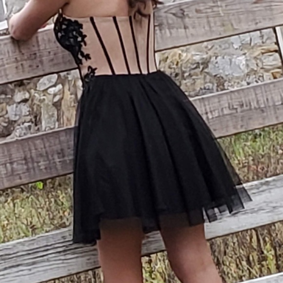 Beautiful strapless dress. - Picture 7 of 8